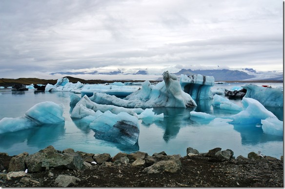 1952 wurderschöne Eisformationen und wenn man bedenkt, dass nur 10% aus dem Wasser schauen und der Rest ist unter Wasser kann man die Grösse erahnen