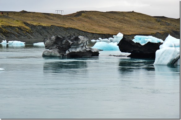 1956 die schwarzen Spuren im Eis sind vermutlich von lange vergangenen Vulkanausbrüchen 