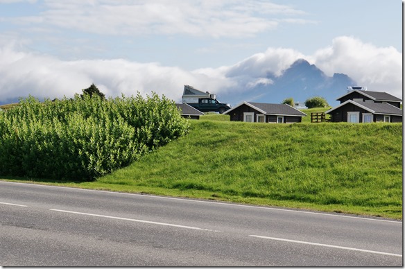 1962 der Frosch zwischen den Chalets auf dem Camping in Höfn