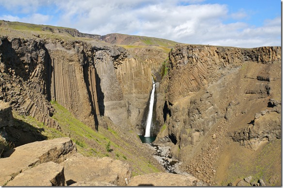 1981 ein Wasserfall umgeben von Basaltsäulen