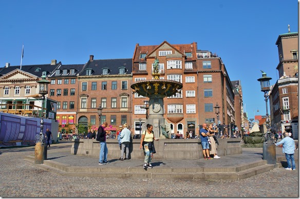 2011 wir machen eine Stadtrundfahrt mit dem Hop-on-Hop-off Bus vor der Fahrt machen wir noch einen kleinen Spaziergang bis zu ersten Busstopp