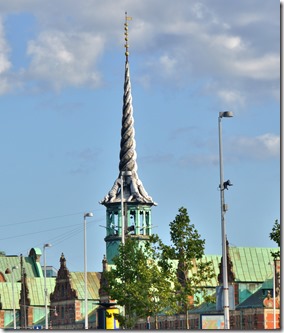 2033 diese Spirale der Turmspitze ist aus Krokodilschwänzen gedreht