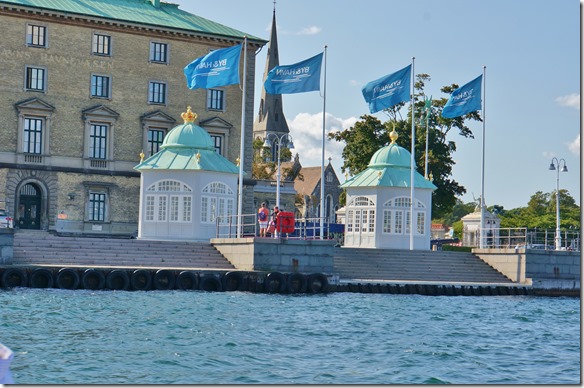 2048 die beiden königlichen Wartehäuschen in welchen im rechten die geladenen Gäste warten und in dem mit der Krone die Königsfamilie auf das Schiff für die Fahrt in die Ferien wartet