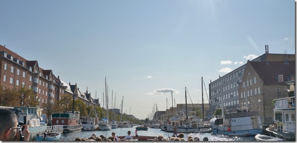 2049 der Kanal beidseitig mit Hausbooten belegt