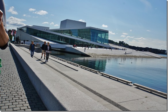 2083 ebenfalls eine verrückte Gestalltung beim Opernhaus