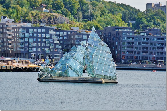 2128 ein Segelschiff aus Glas als Kunstwerk 