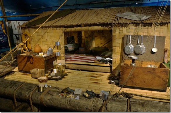 2136 die Kontiki von Thor Heyerdal mit der er über den Pacifik mit 5 Mitfahrern gesegelt