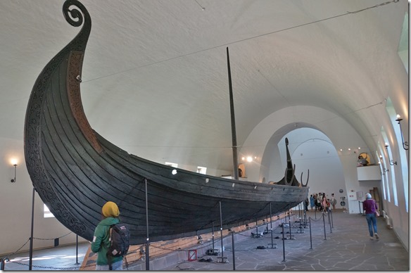 2142 ein orginales, restauriertes Wikingerschiff