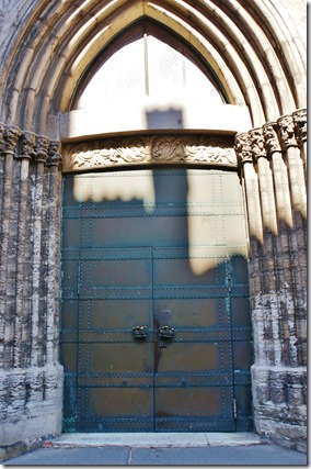 2250 die Tür der Katedrale mit speziellen Türgriffen