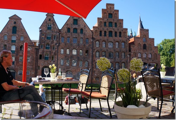 2252 das schmale Haus zwischen den grossen ehemaligen Lagerhäusern hat ziemliche Schärglage