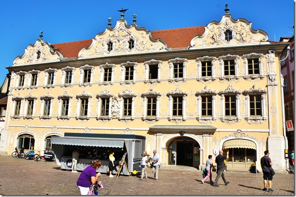 2264 heute die Bibliothek, war früher sicherlich ein Herrschaftssitz gewesen mit all den feinen Stukaturen