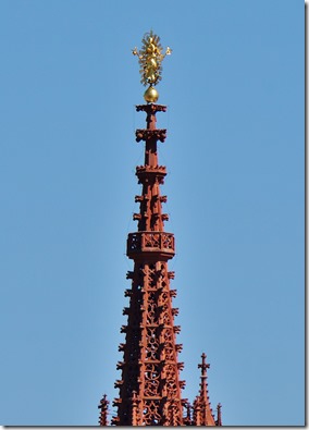 2266 Gold zuoberst auf der Turmspitze